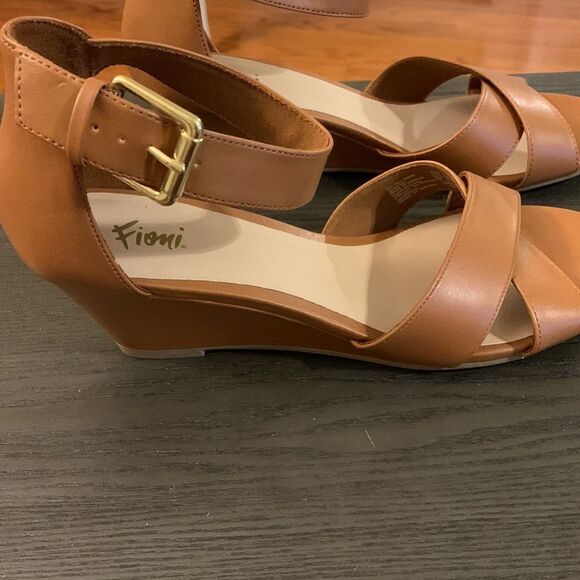 Fioni Size 10 tan wedge sandals with ankle strap NWOT - Picture 2 of 11